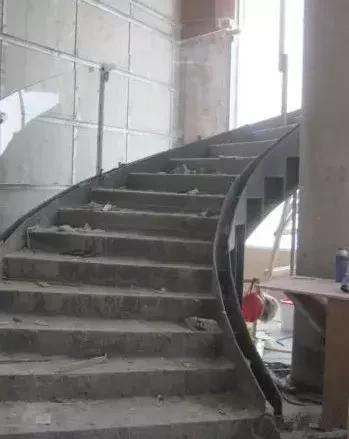 旋轉樓梯如何施工？