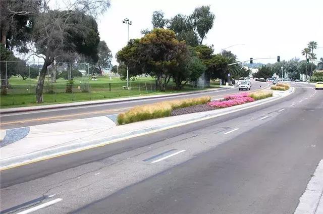 【道路建?！康缆肪G化帶設計
