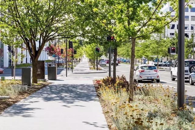 【道路建?！康缆肪G化帶設計