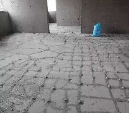 現澆鋼筋混凝土樓出現板裂縫要怎么處理