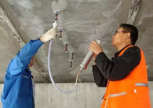 現澆鋼筋混凝土樓出現板裂縫要怎么處理
