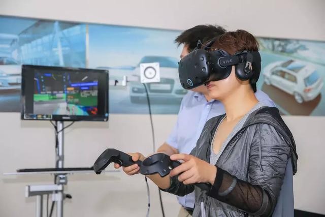 智慧工廠-體驗新能源汽車VR培訓